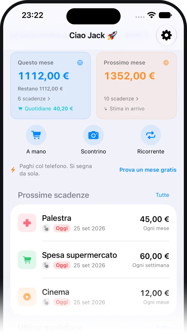 Schermata Home di Skurda: saluto, le card con il totale di questo mese e del prossimo e le spese quotidiane, i pulsanti rapidi A mano, Scontrino e Ricorrente, e le prossime scadenze.